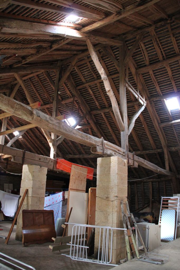 Ferme principale portée par un pilier en pierre de taille.