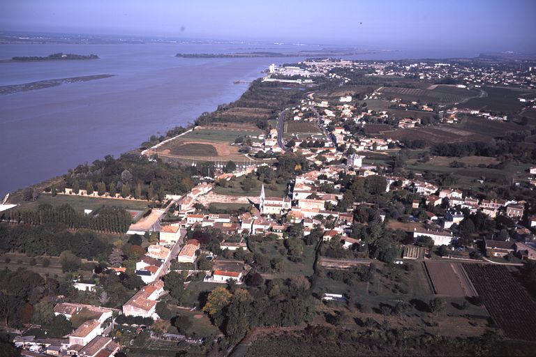 Vue aérienne de Plassac, 2002.