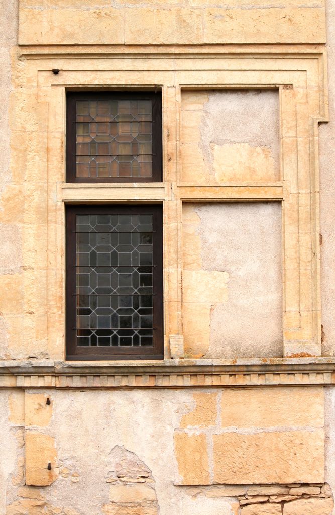 Grand corps de logis, aile sud, élévation côté jardin (sud) : demi-fausse fenêtre du rez-de-chaussée éclairant un cabinet.
