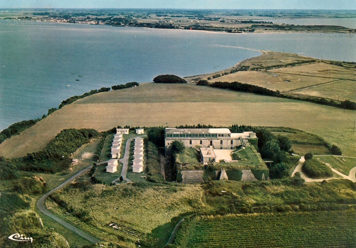 Le fort transformé en centre de vacances avec restaurant sur la terrasse de la caserne et bungalows établis à côté. Carte postale Cim des années 1970. 
