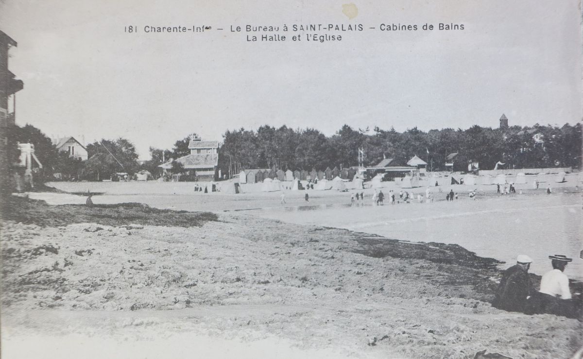 La plage du Bureau vue depuis l'ouest vers 1905 : au centre, les cabines de bain et le premier marché couvert.