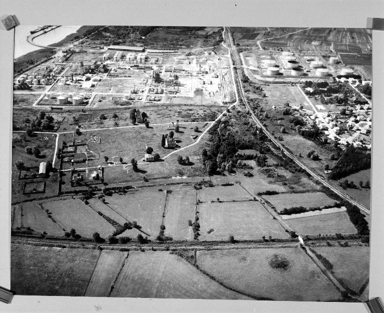 Photographie aérienne du site de la raffinerie avec les vestiges du lazaret au premier plan, en 1966 (collection particulière).
