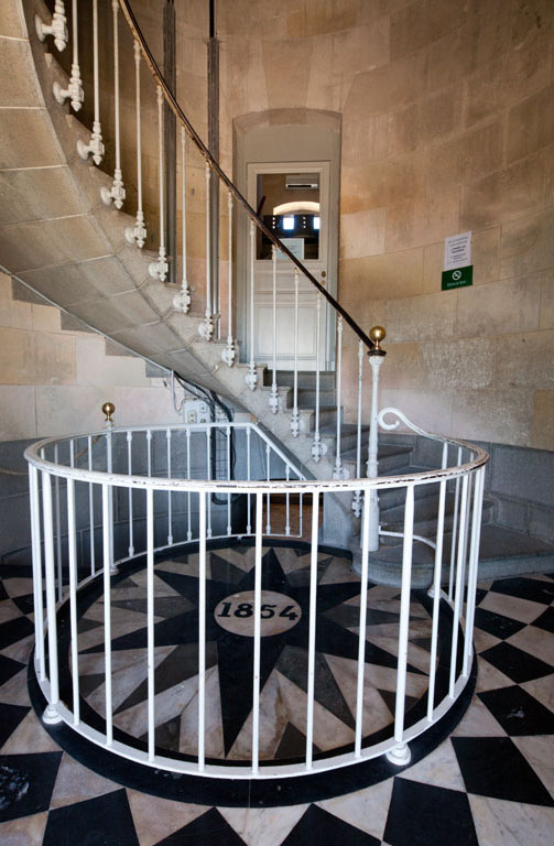 Escalier, sa rampe, son pavement en marbre (257 marches).