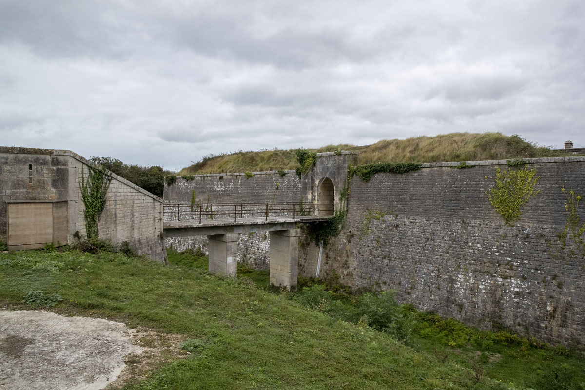 L'entrée du fort vue du sud. 