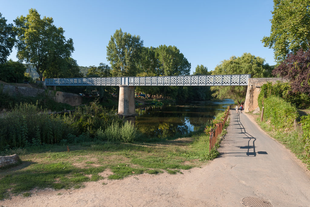 Le pont de Saint-Léon sur Vézère, vue d'ensemble depuis le sud.