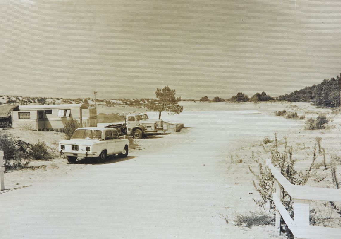 Le parking à l'emplacement du port, vers 1975.
