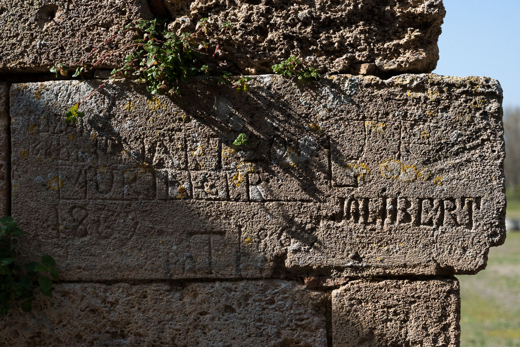 Corps de garde de la Mer : détail d'un pilier avec graffitis (état avant restauration).