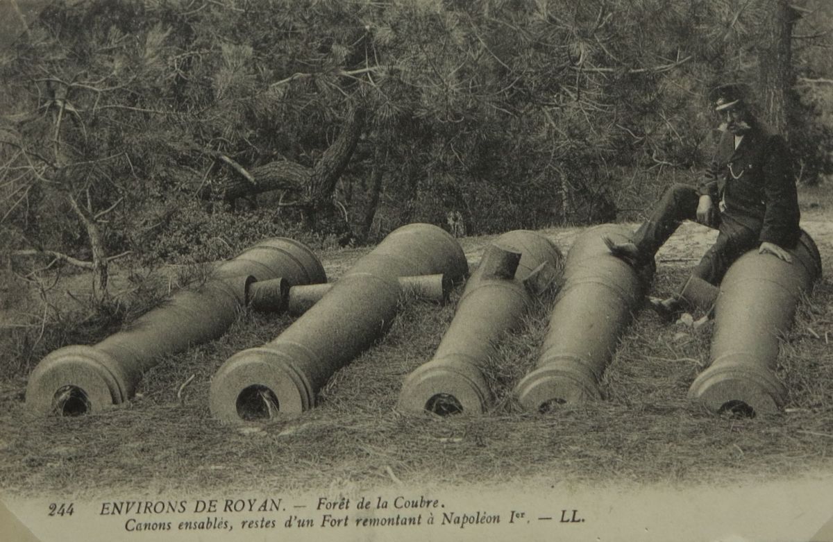 Canons ensablés, restes du fort napoléonien, carte postale du début du 20e siècle.
