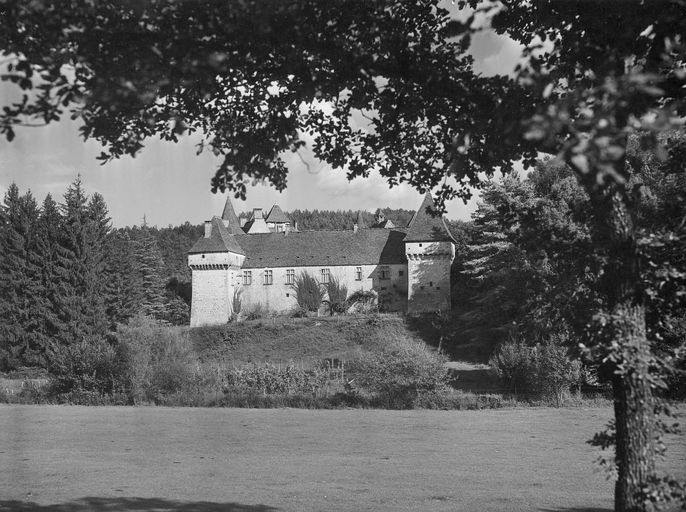 Vue d'ensemble du château à l'ouest, s.d. (vers 1950).