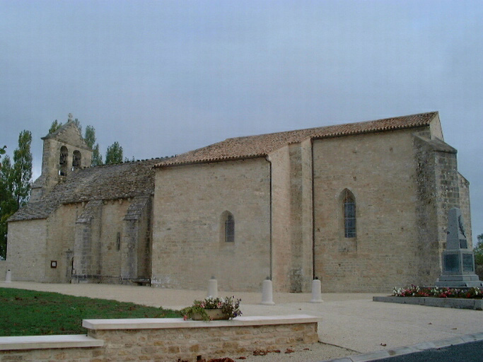 L'élévation sud de l'église vue depuis la place du village.