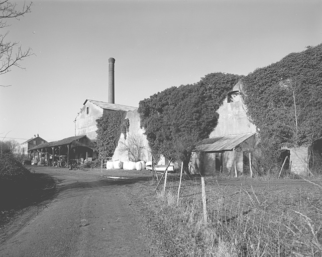 Silos à klinkers et quai de chargement vus depuis l'est en 2000.
