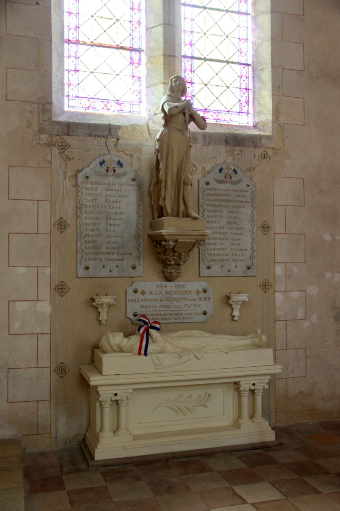 Bras de transept sud : monument aux morts.