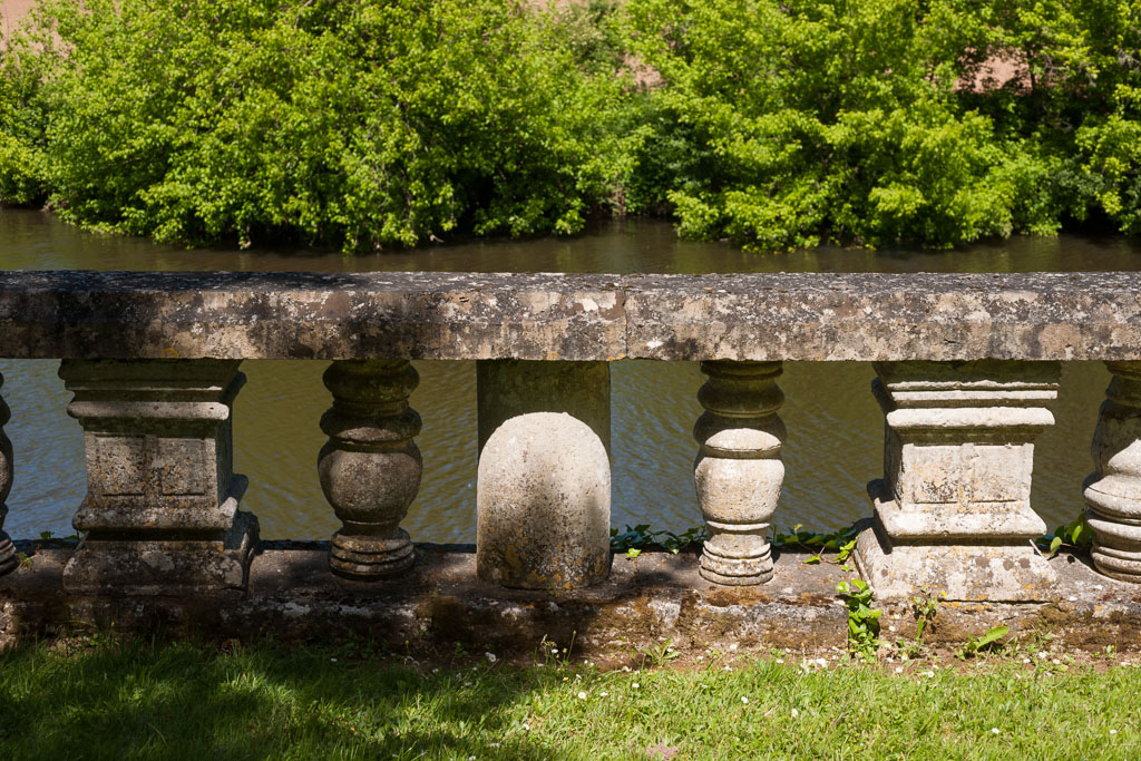 Détail du garde-corps bordant la Vézère au nord du château : fragments de l'une des deux fontaines remontés en remploi. 