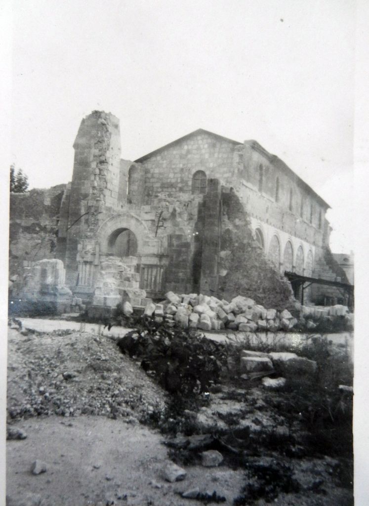 Dommages de guerre, photographie de l'église après les bombardements, 1948 : façades occidentale et sud.