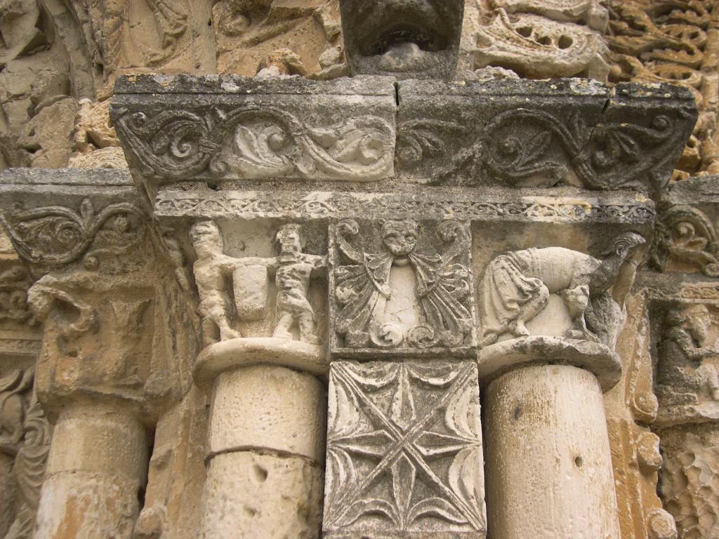 Façade occidentale, premier niveau, pilier entre le portail central et l'arcature sud, vu de face. Chapiteaux.