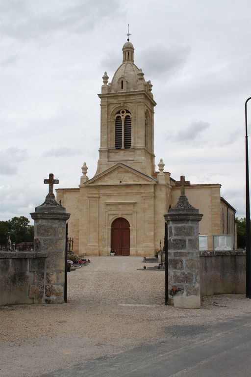 Entrée du cimetière et façade occidentale de l'église.