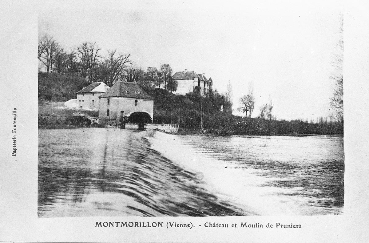 Château et moulin de Pruniers, carte postale ancienne.