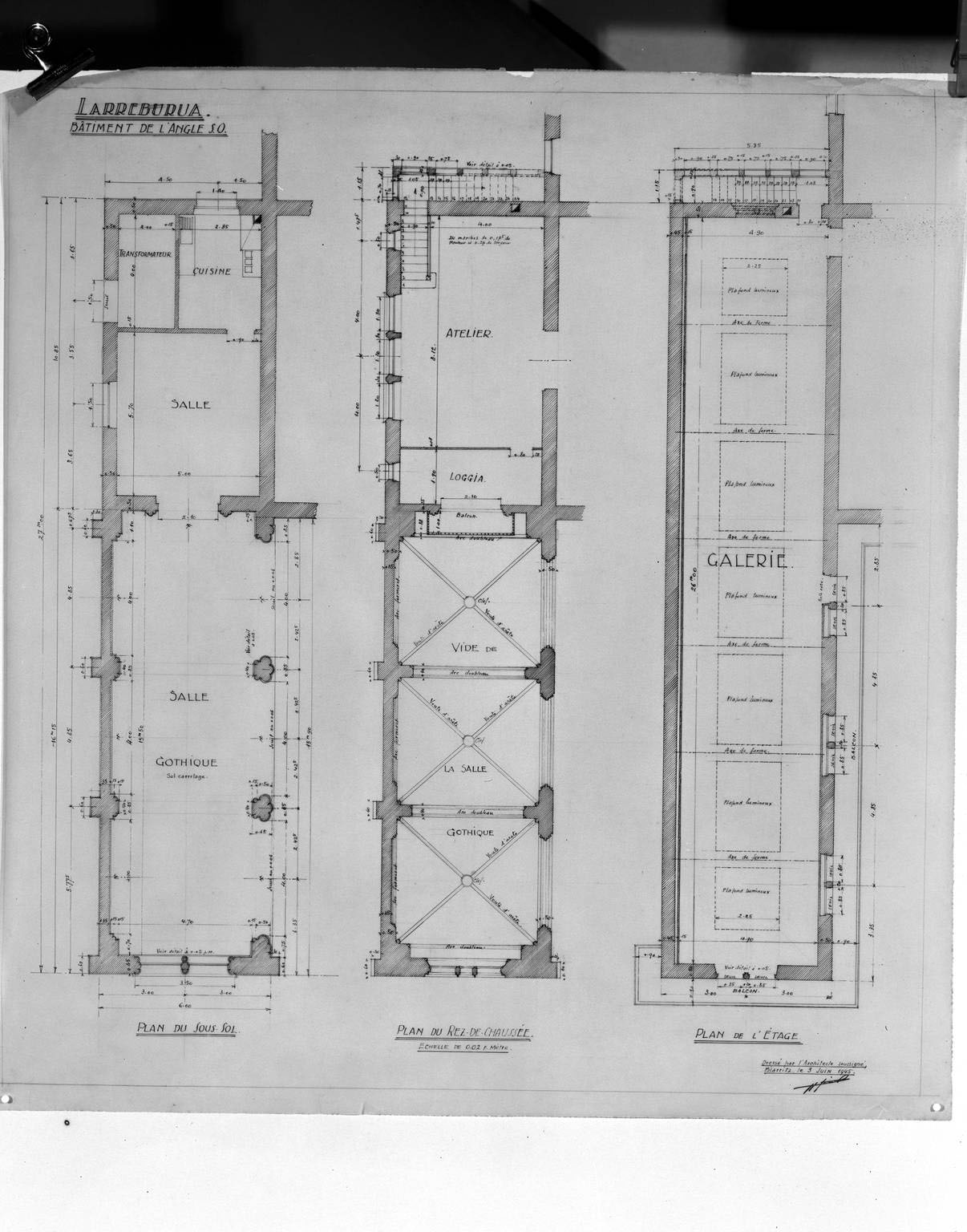 Bâtiment de l'angle sud-ouest : plans du sous-sol, rez-de-chaussée et de l'étage.