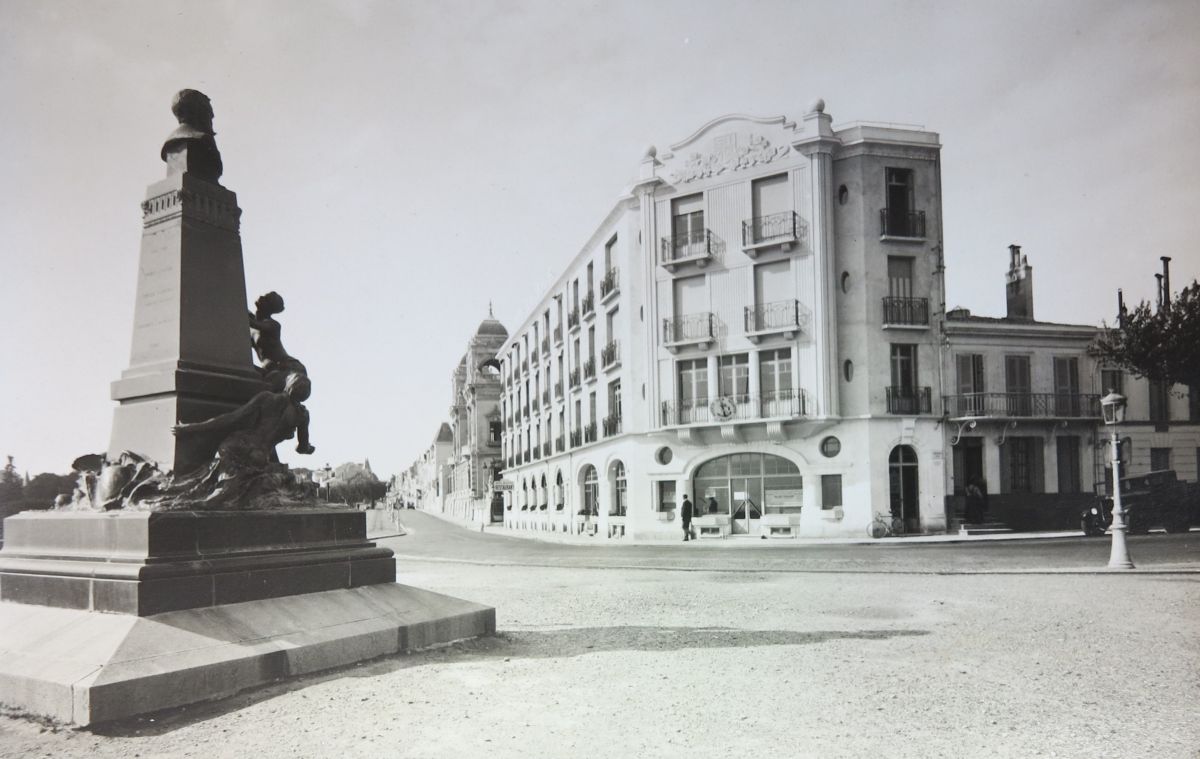 L'angle entre la façade de Foncillon et le boulevard Thiers, avec le monument à Frédéric Garnier, vers 1935.