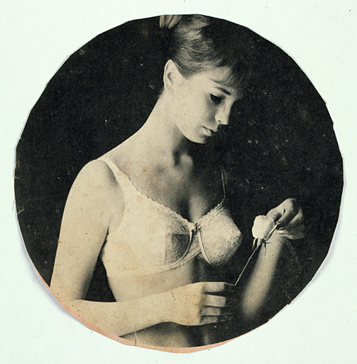 Photographie, conservée dans l'atelier, de femme tenant une rose.