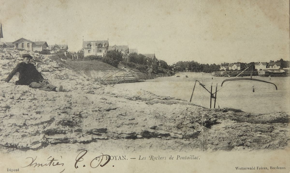 Un des premiers carrelets à Pontaillac, sans abri, vers 1900.