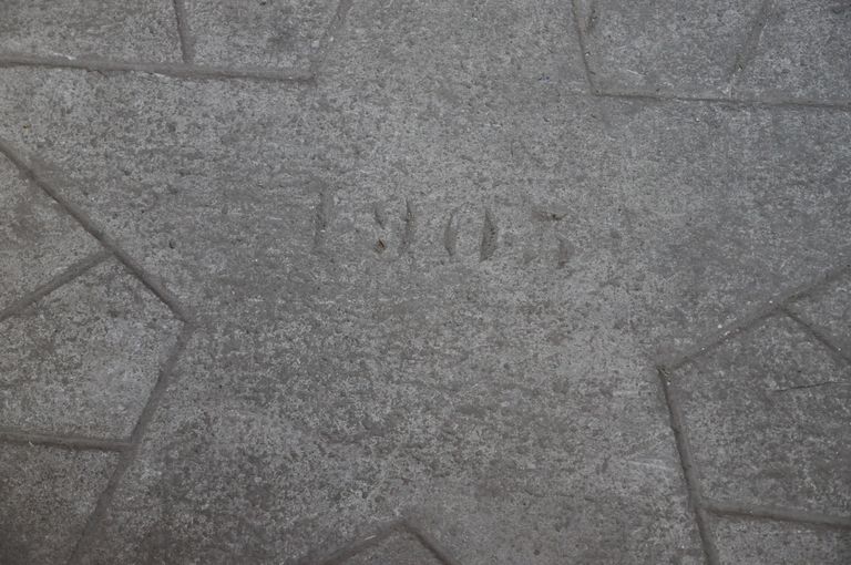 Date 1903 inscrite sur le sol du premier chai.