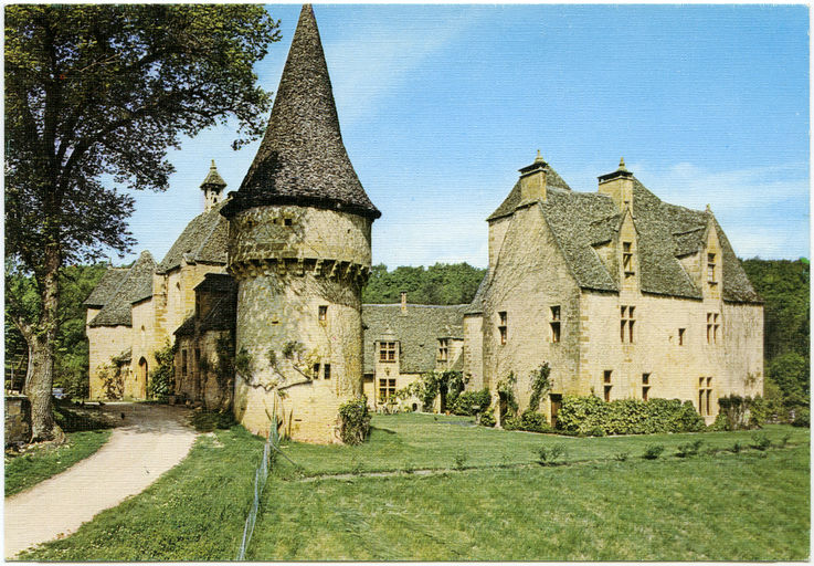 Vue d'ensemble du château à l'est. Carte postale (éditions René), s.d. (vers 1960).