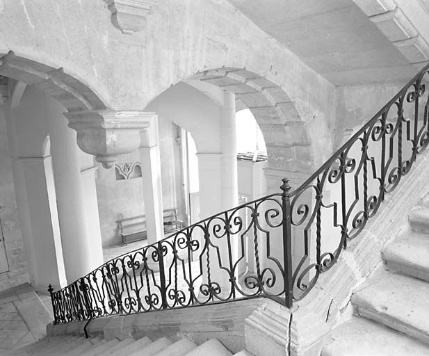 Bâtiment conventuel, escalier, vue du hall prise du repos de l'escalier entre la première et la seconde volée.