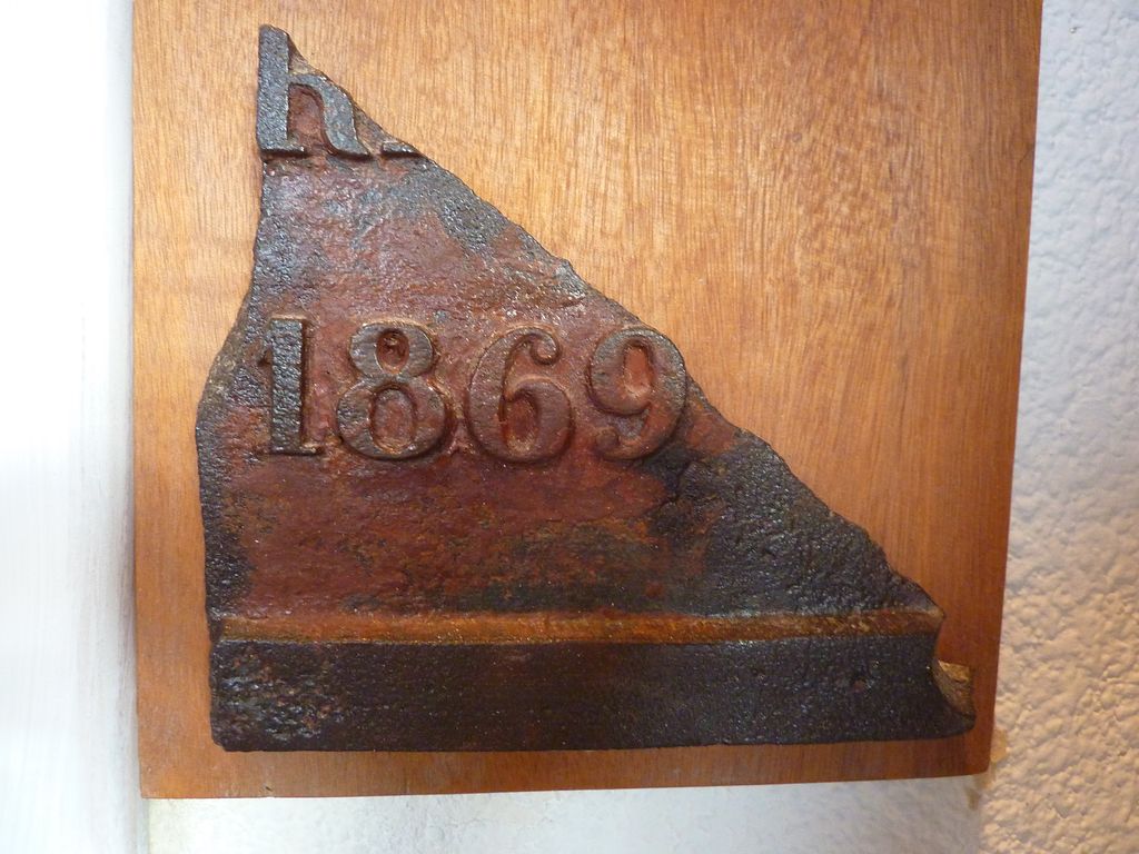 Vestiges de la plaque du constructeur du phare métallique : datée de 1869.