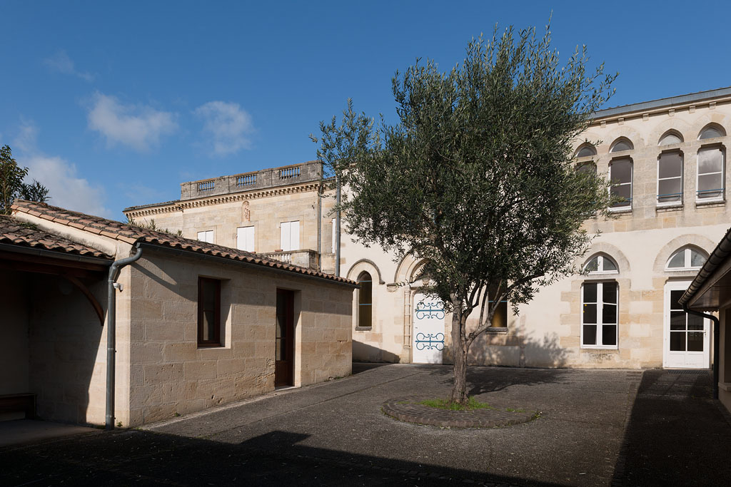 Cour antérieure, bâtiment de dépendance et façade de la chapelle.