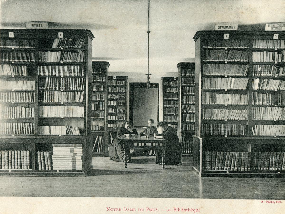La bibliothèque. Carte postale, vers 1900, A. Delfos, édit.