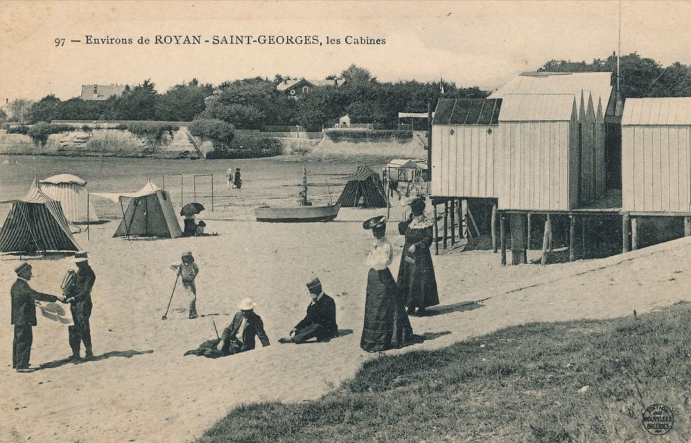 Cabines de bain sur la plage vers 1900.
