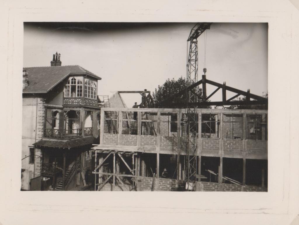 Construction d'un nouveau bâtiment, à l'est, contre le château de Mollans. 1961.