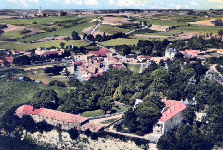 Le château, le bourg, le port et l'arrière-pays vers 1960.