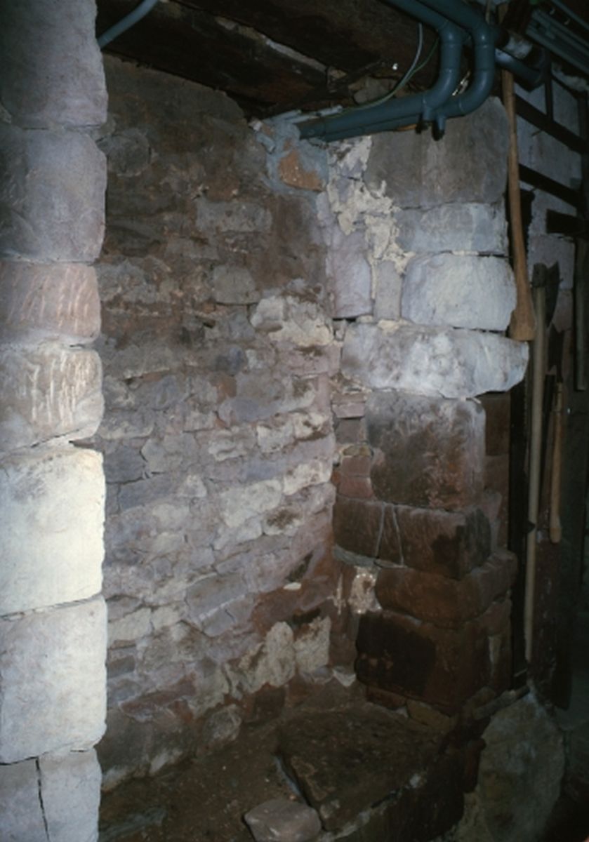 Ancienne porte d'entrée du logis primitif aujourd'hui murée, située au niveau de l'étage de soubassement.