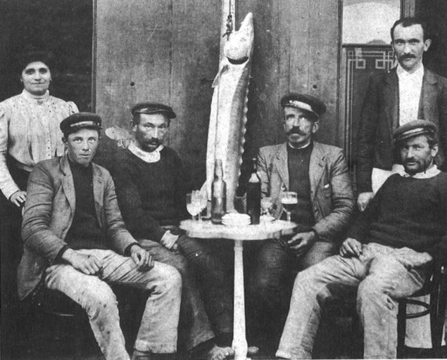 Pêcheurs à l'auberge du Commerce vers 1905, dont Pierre Milh à droite de l'esturgeon.