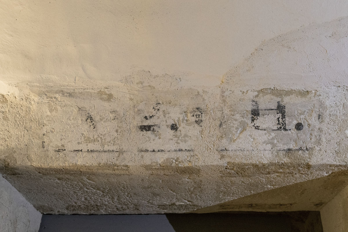 Inscription peinte au-dessus de la porte de communication des deux salles du troisième étage : nombre d'hommes casernés dans la deuxième salle. 