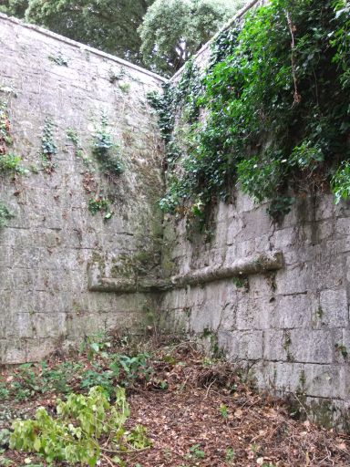 Détail des murs du fossé au nord du château, partie en pierre de taille.