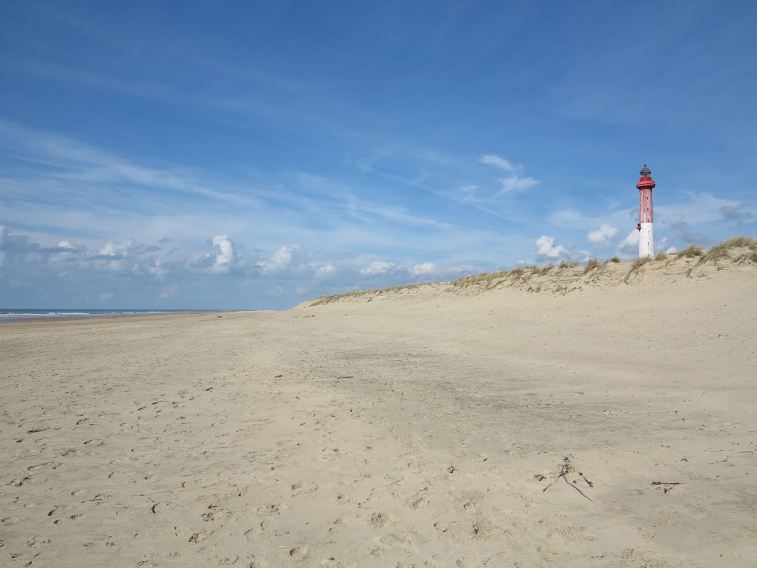 Le phare et la plage vus depuis le sud-ouest.