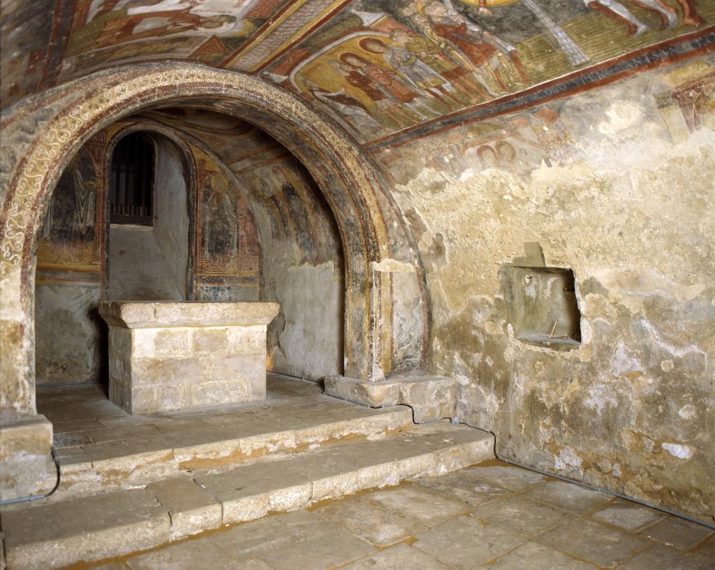 Abbatiale, crypte des saints Savin et Cyprien vue depuis l'angle nord ouest.