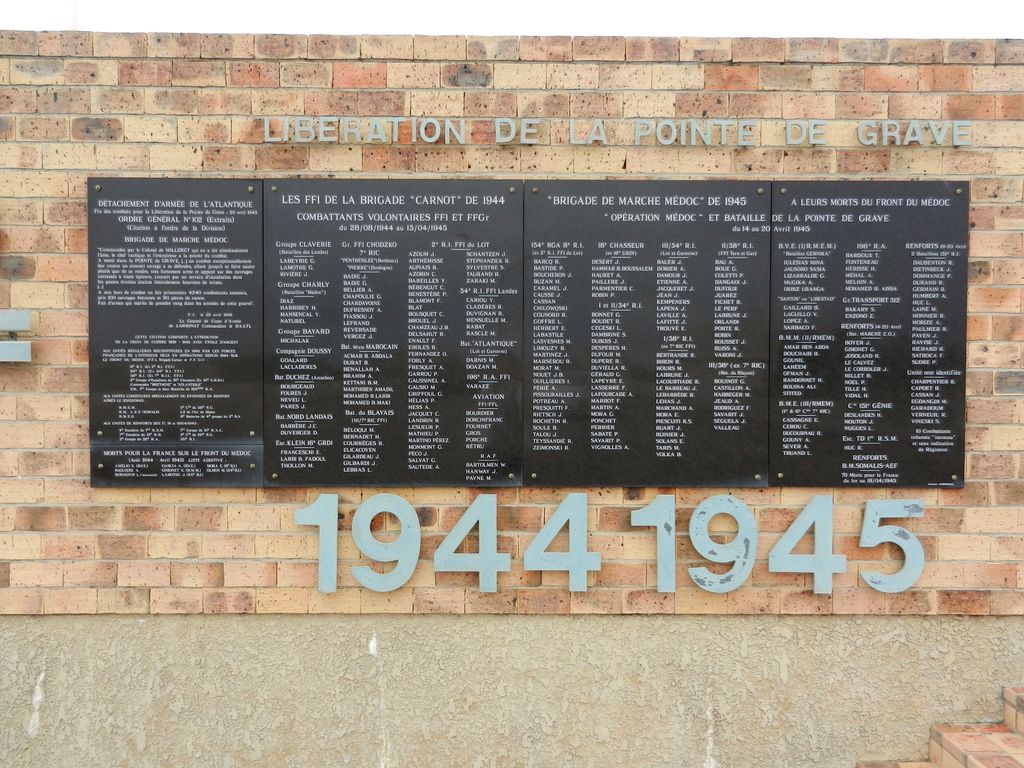 Monument commémoratif de la libération de la Pointe de Grave, 1944-1945 : plaques en l'honneur de la Brigade de Marche Médoc et de la Brigade Carnot.