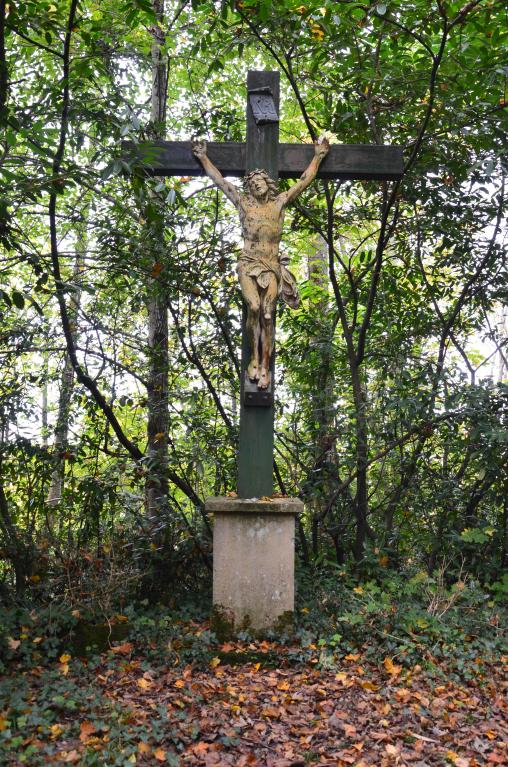Croix munumentale située sur la colline du Pouy.