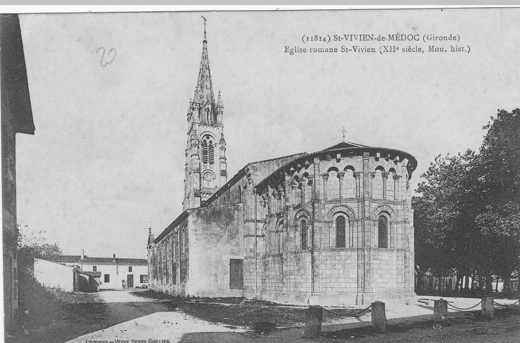Carte postale (collection particulière) : l'église, chevet roman et façade latérale sud, début 20e siècle.