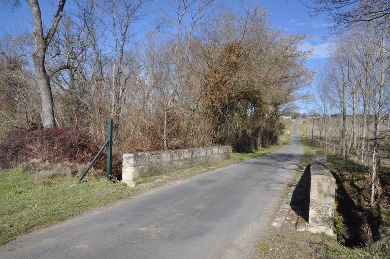 Pont marquant la limite commuale entre Villeneuve, Plassac et Saint-Ciers-de-Canesse.