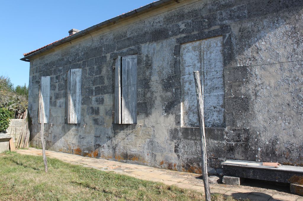 Maison donnant au sud-ouest : façade principale.