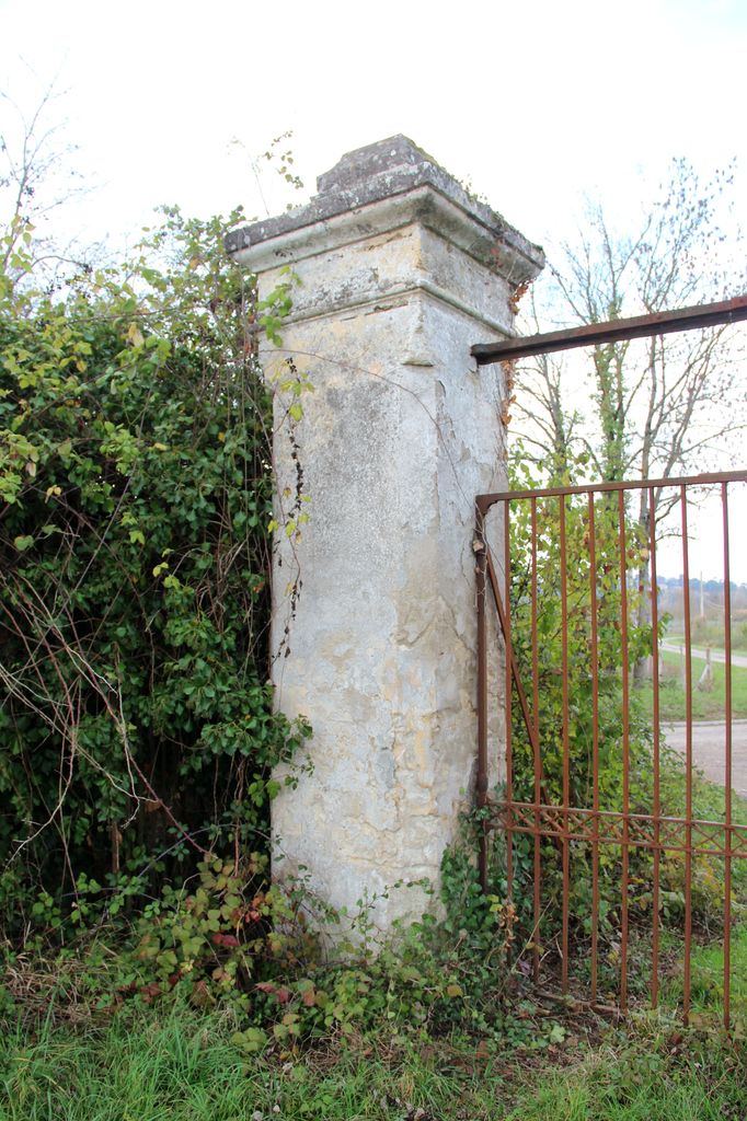 Portail d'accès au domaine (nord ; parcelle AN 132) : détail d'un pilier maçonné.