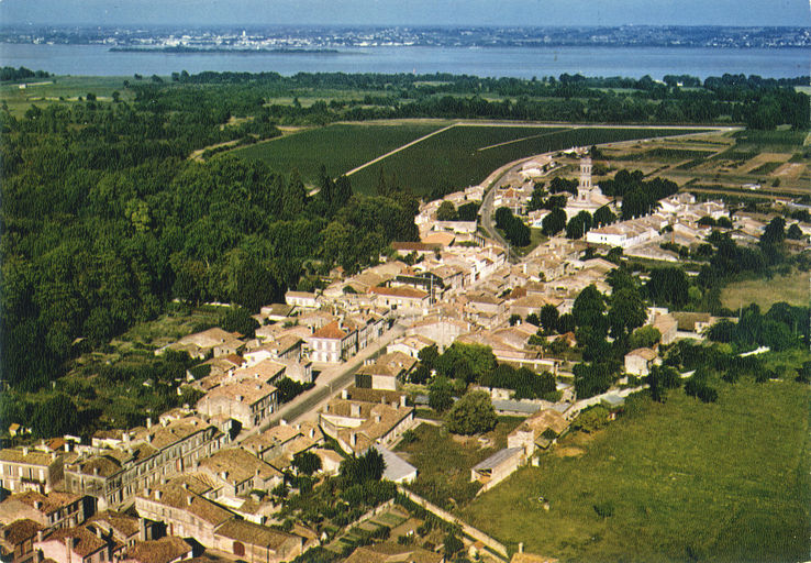 Carte postale (collection particulière), 2e moitié 20e siècle : vue aérienne du bourg.