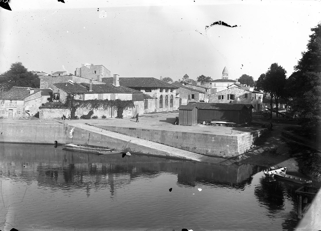 La cale de l'Abattoir vue depuis la passerelle, ves 1900-1910.