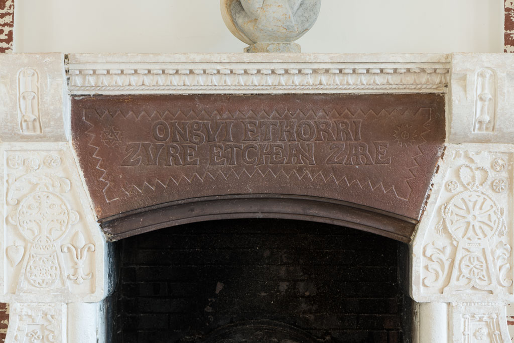 Linteau de cheminée avec inscription en basque. 