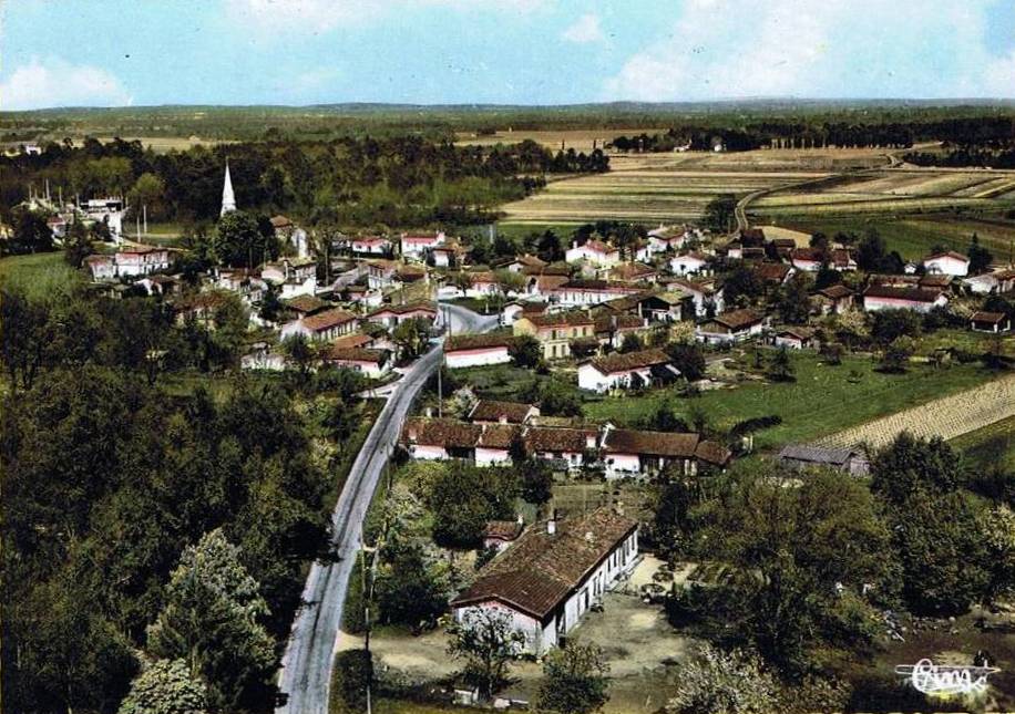 Vue aérienne du bourg depuis le sud-ouest, vers 1960.
